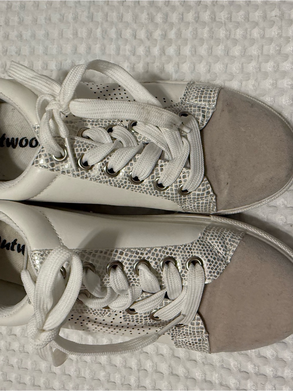 LN Women’s Outwoods Sneakers Tennis Shoes Size 6